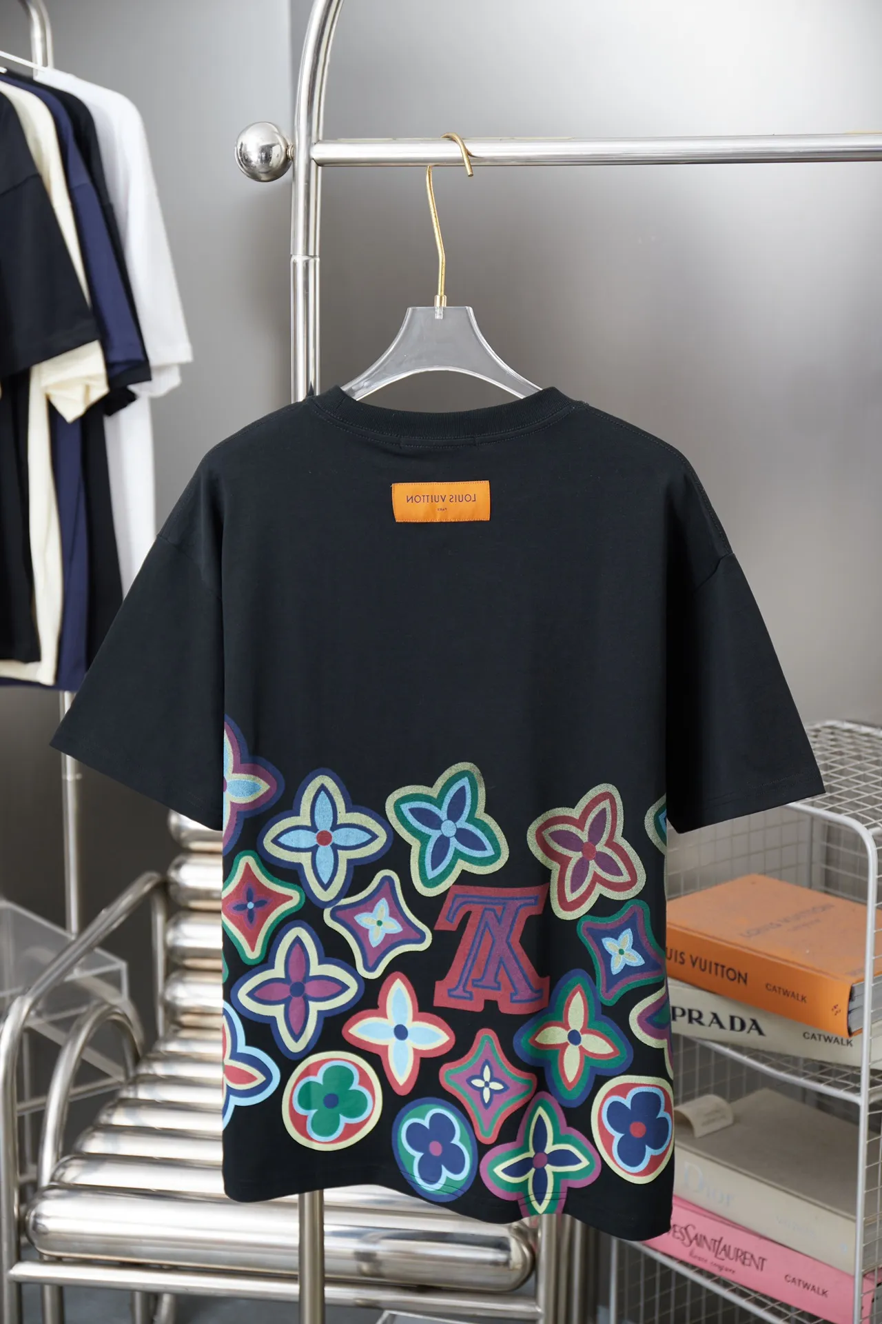 🅿️190 1V 25SS early spring new style Colorful digital LV lettering short sleeves Light luxury essential item for daily commuting for men and women Correct version Welcome to compare Detailed features · 320g 100% pure cotton double yarn jersey fabric · Special thickened 32 pieces of double-strand 1X1 thread in the same cylinder custom dyeing · Positioned color digital LV lettering printing · Double needle stitching and cross-stitching technology · Original main mark, washed tag, brand moisture-proof paper packaging Color: black/white Size: S/M/L/XL